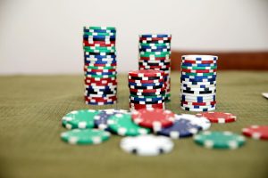 Người chơi poker theo dõi bankroll bằng cách ghi chép kết quả sau phiên chơi