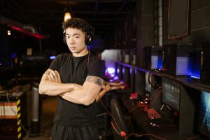 Trận đấu Valorant eSports với hai đội thi đấu trên sân khấu