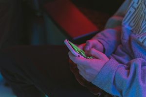 Người chơi quan sát bàn tài xỉu trực tuyến trước khi vào cược